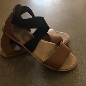 Comfy fun strappy flat!